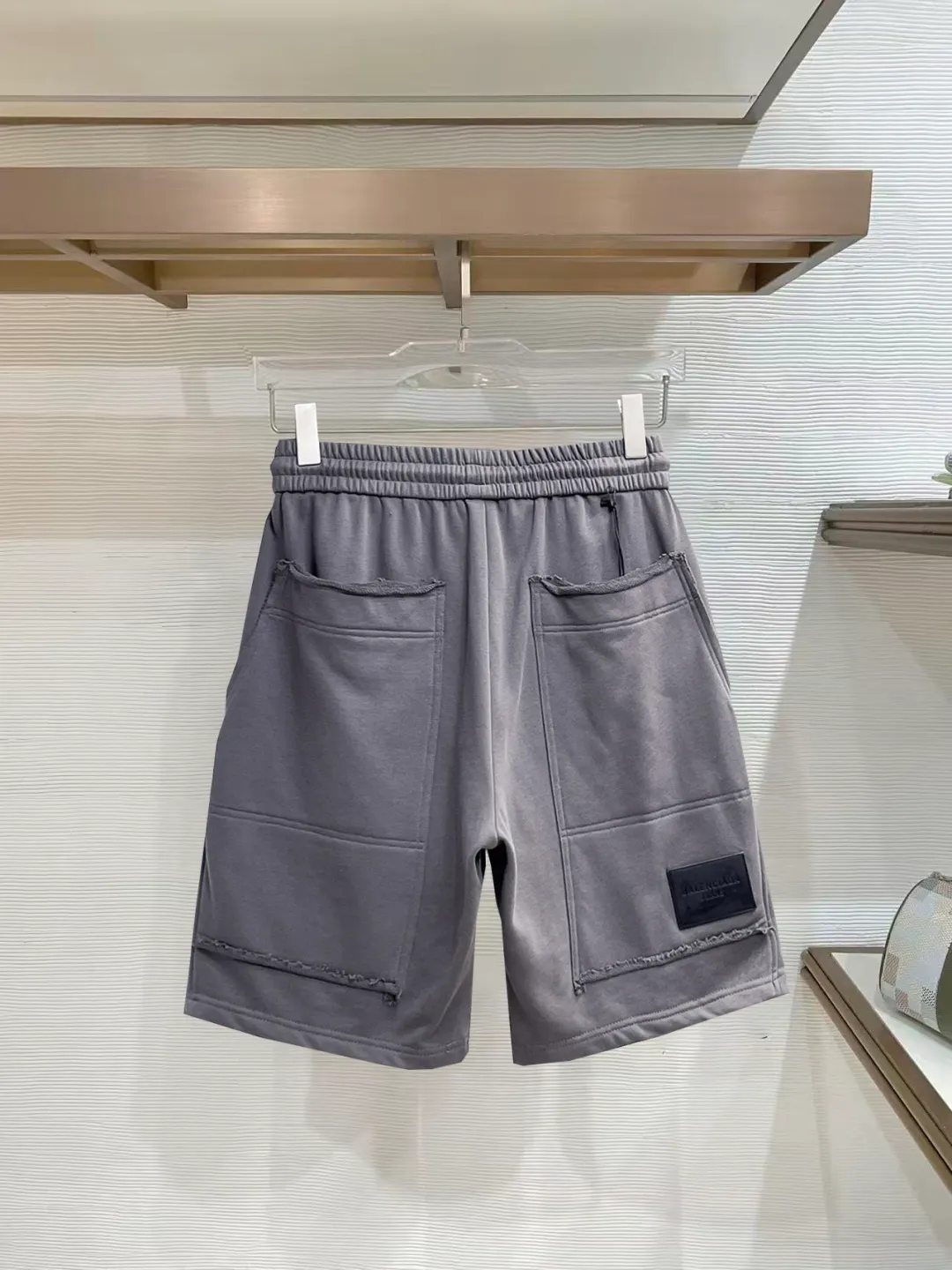 Balenciaga's three-standard complete 2026 summer New Arrival men's casual shorts, advanced custom-made Breathable fabric, Breathable fabric, extremely stretchy and comfortable, impeccable details, top-grade accessories, original logo design concept, delicate and soft feel! The upper body fit is awesome! Size: M-XXXL Please state your height and weight when ordering